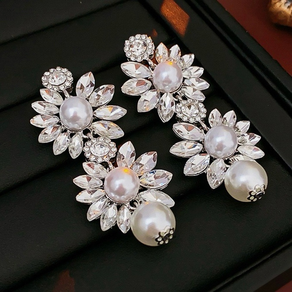 Large Daisy Shape Clear Crystal Drop Earrings Statement Earrings NWT
